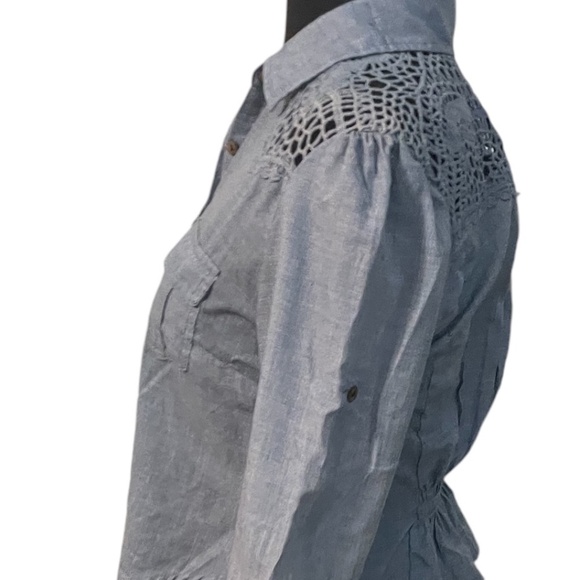 Papaya Women's‎ Light Blue Button Down Shirt, Size Large - Picture 5 of 10